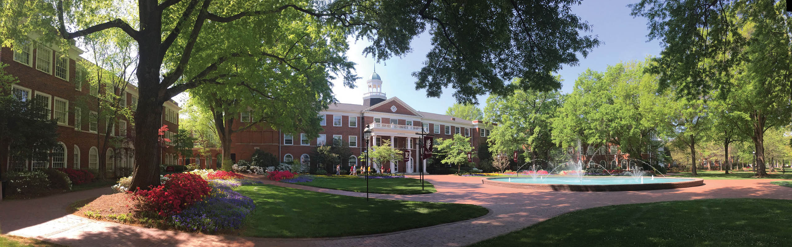 A panoramic view of Elon's Alamance Building and Fonville Fountain.
