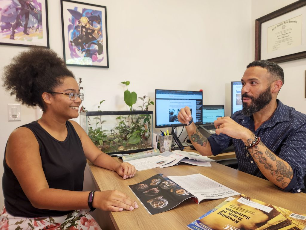 Efrain Rivera-Serrano meets with Honors Fellow Nivea Walker in McMichael Science Center