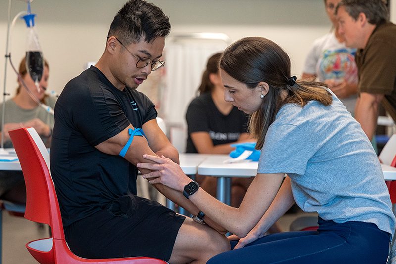 Elon DPT students in the lab