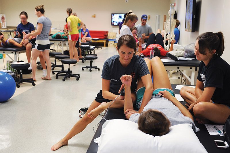 Elon DPT students in lab