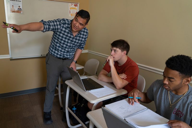 Jonathan Su, assistant professor of engineering, teaching Engineering students at Elon