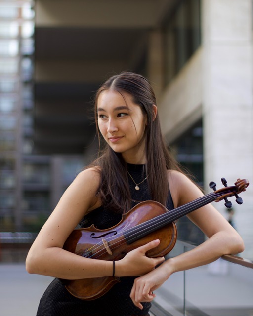 portrait of Maya Kilburn with violin