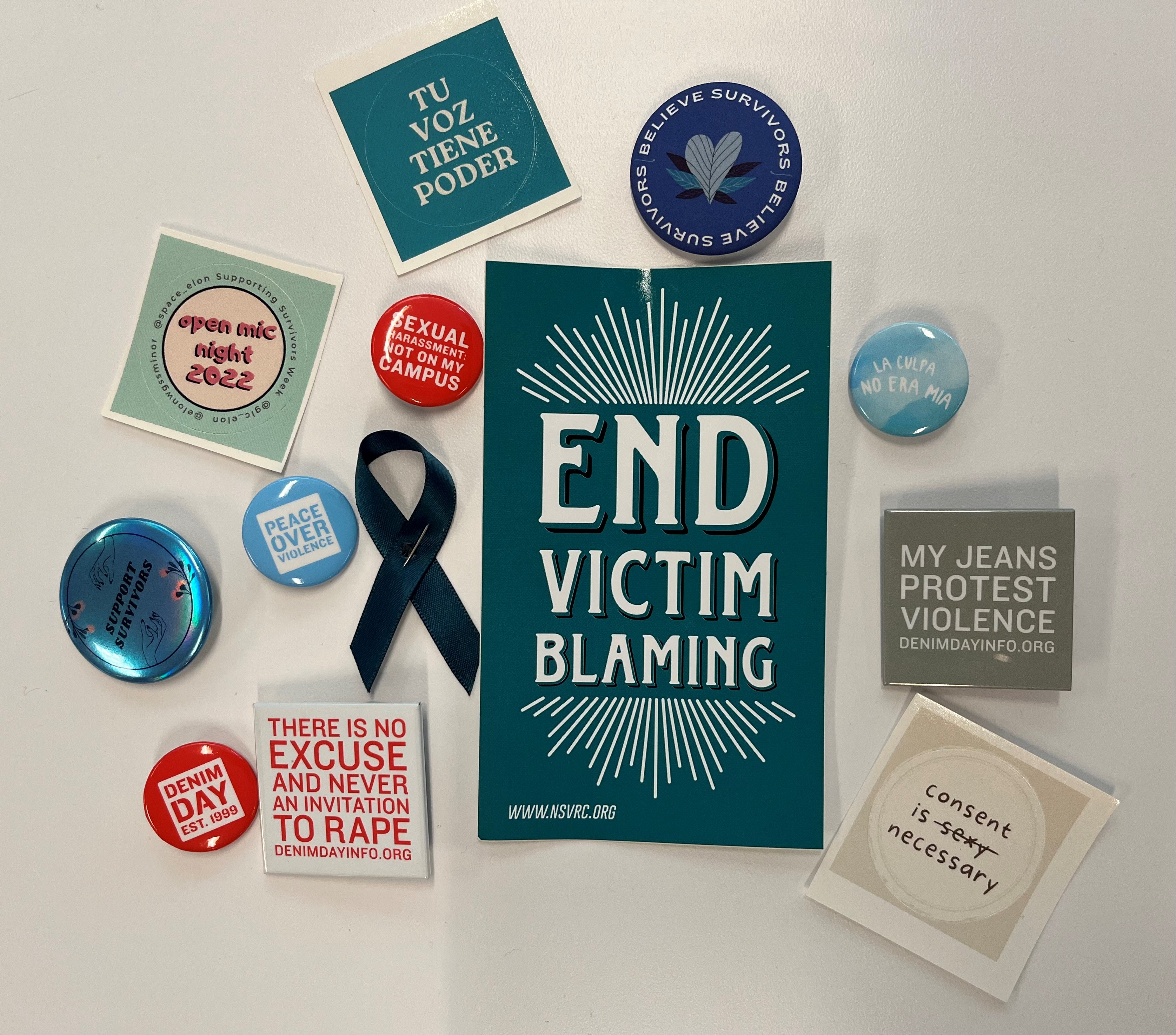Buttons with messages to prevent gender-base violence