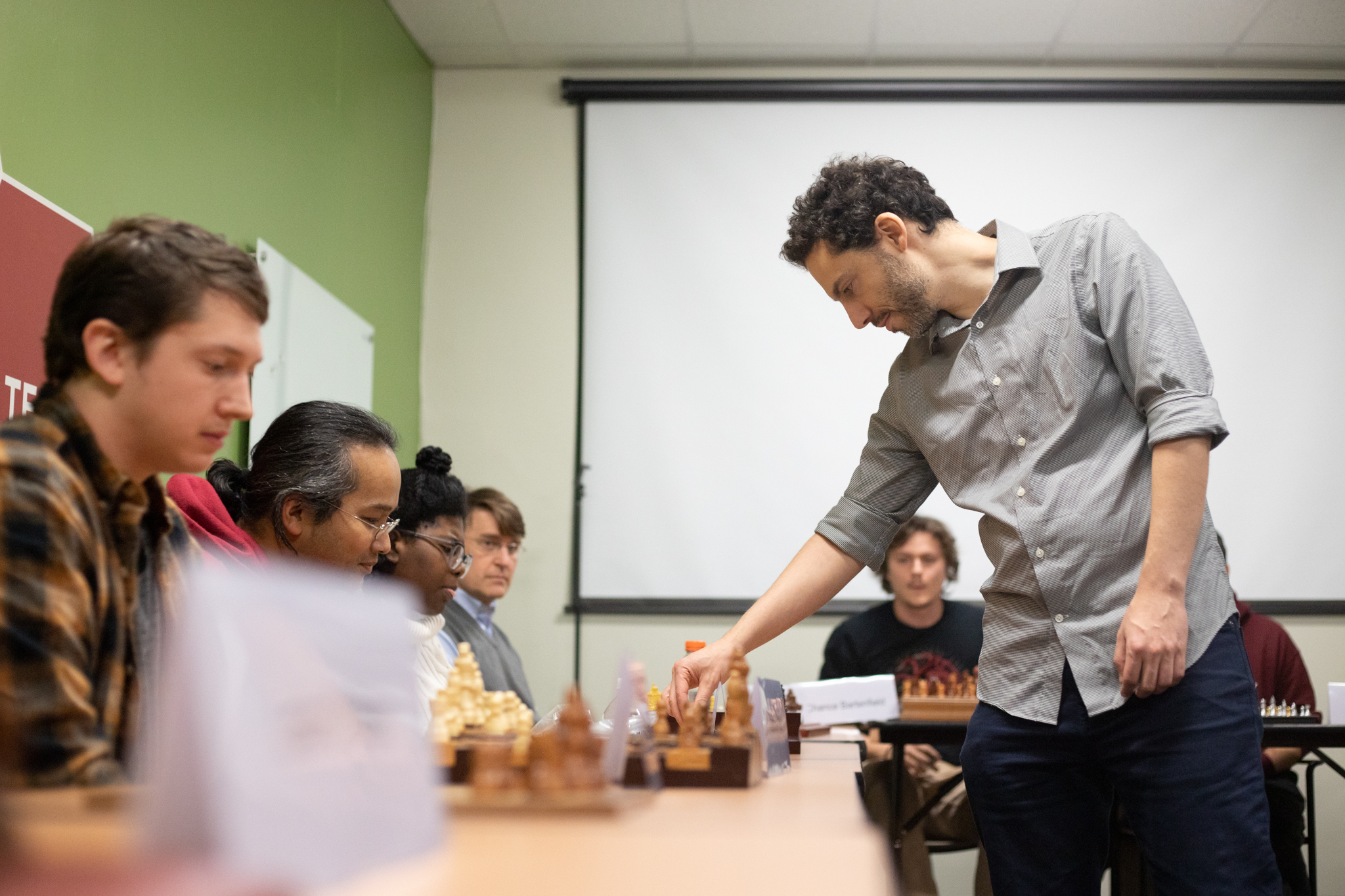 An assistant moves chess, as French international chess