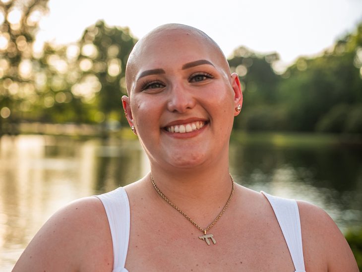 Elon student Samantha Katz ’24 smiles with a lake behind her.