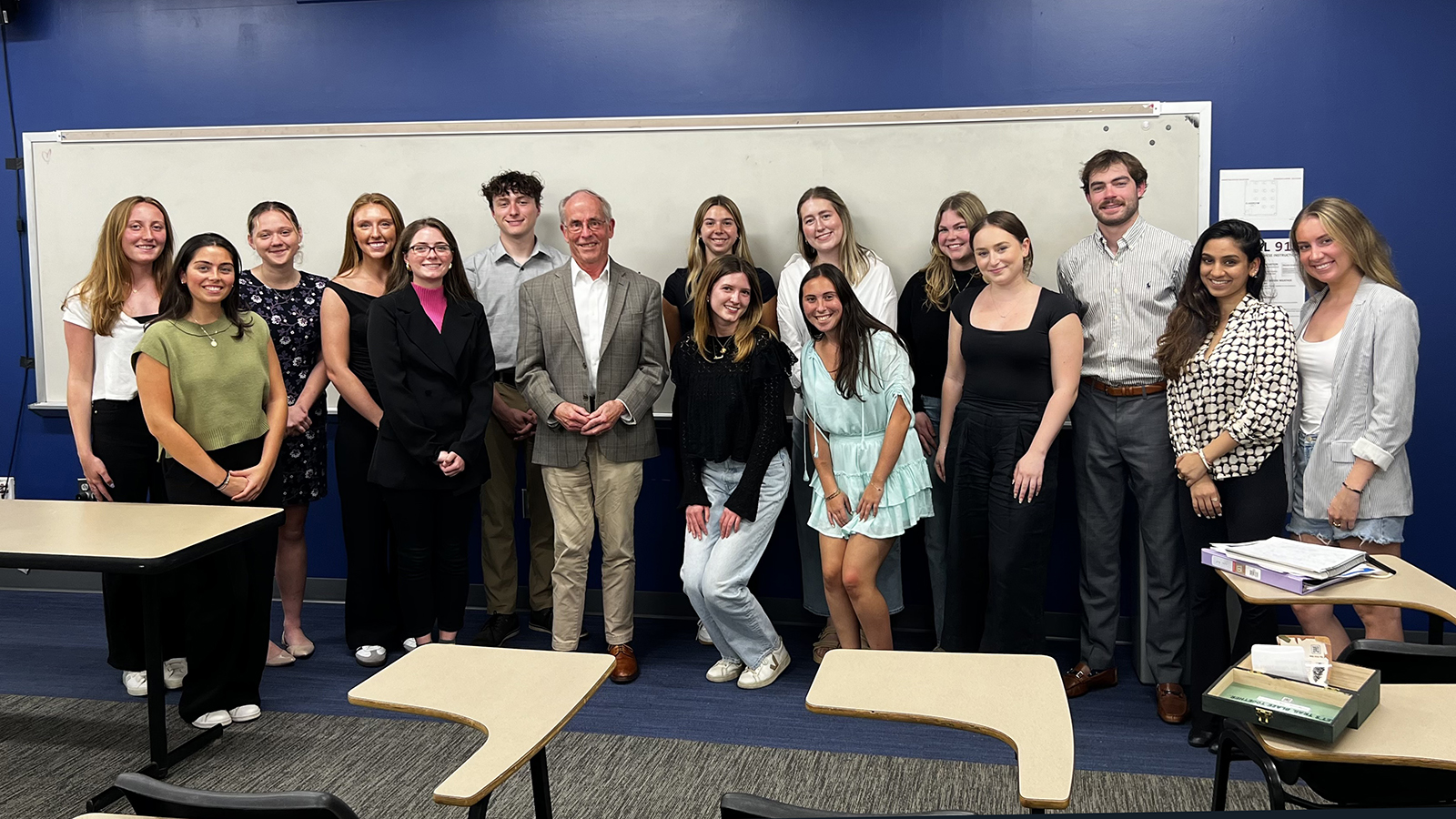 A group of strategic communications students at Elon stand with Lee Rainie.