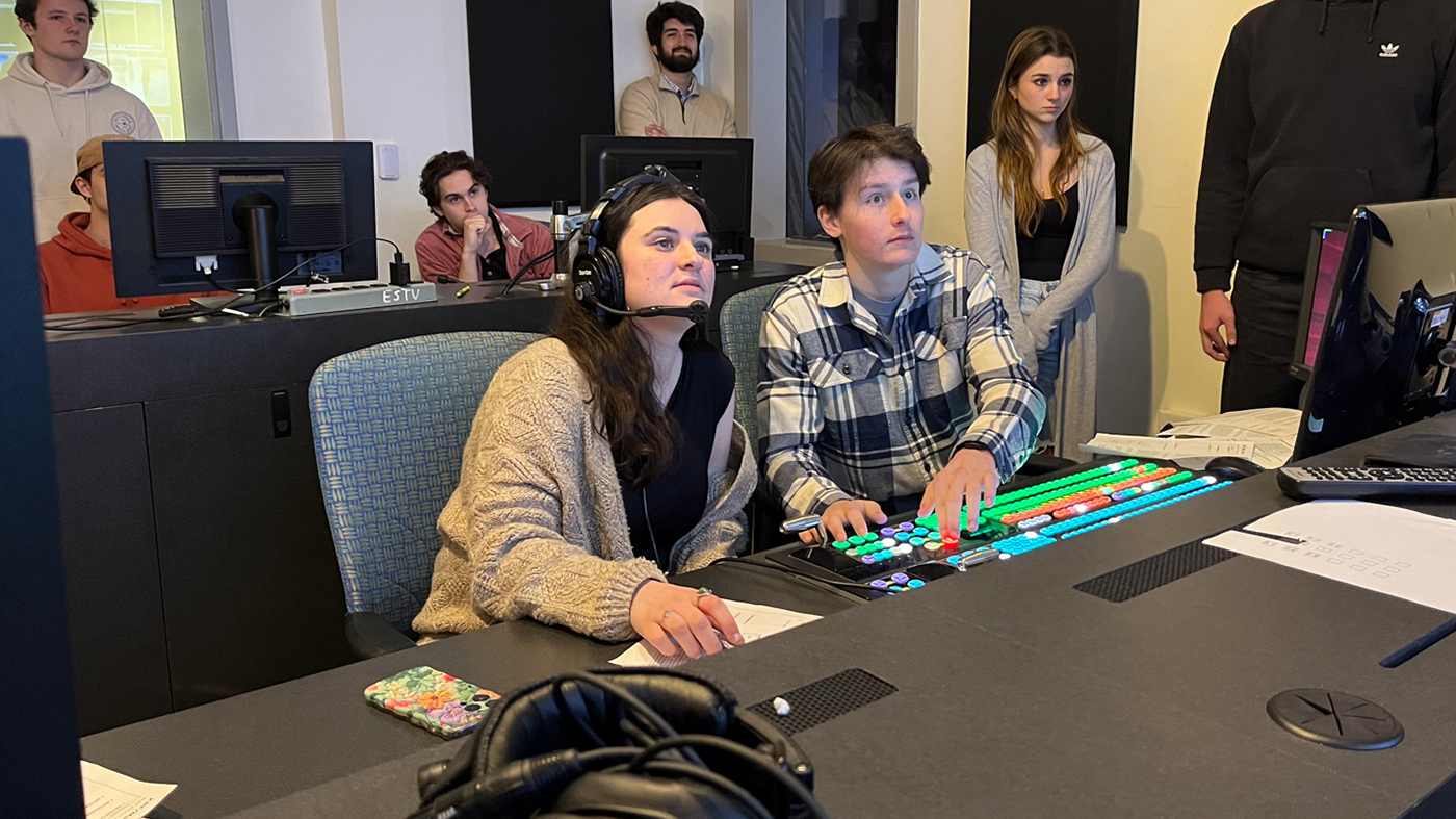 Annika Cronin está sentada en la sala de transmisión de la Universidad de Elon.