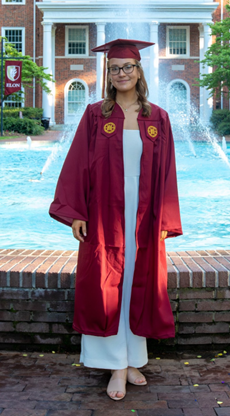 Emma Leonard '25, a economics major