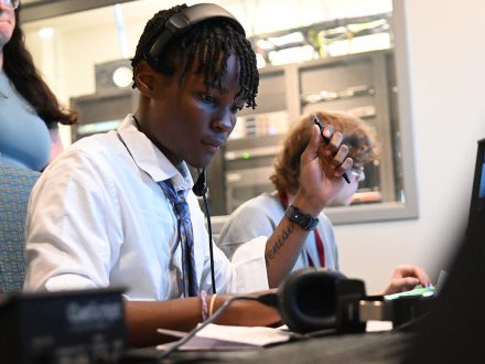 EJP student Gionni Foreman sits in Elon's School of Communications.