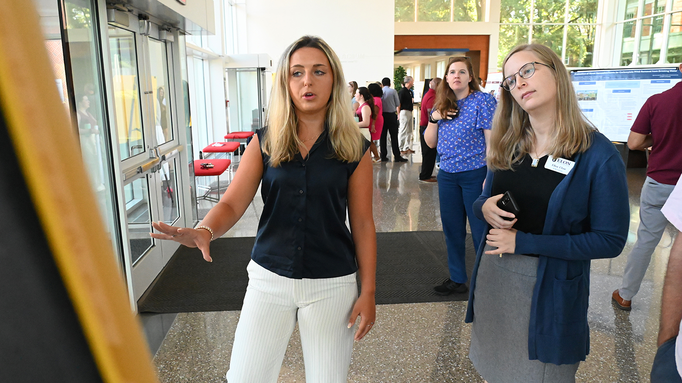 Ellen Klein y Meghan Log'26 en la Biblioteca Berg