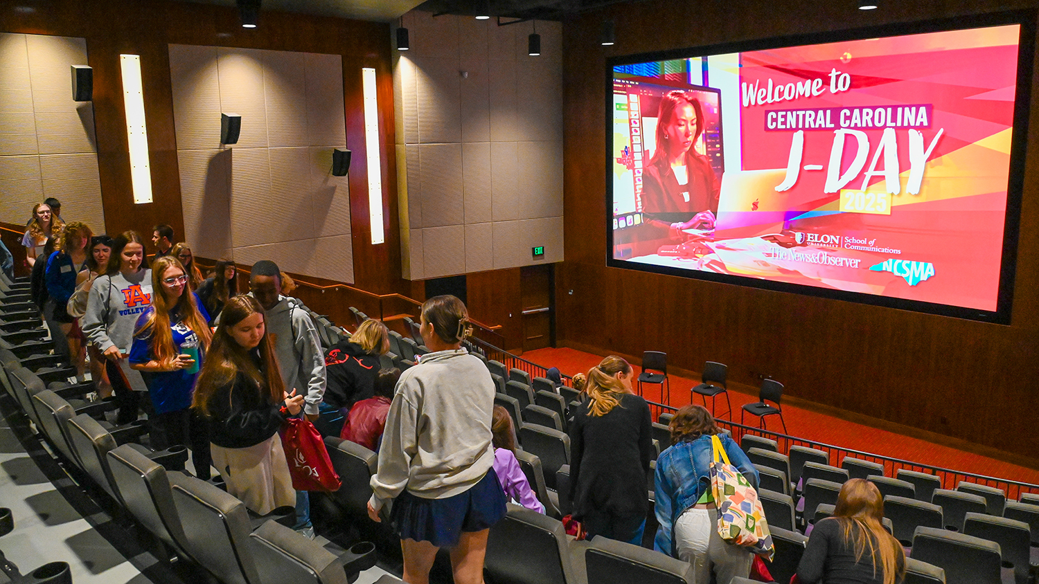 Estudiantes de secundaria en el Turner Theatre de Elon.