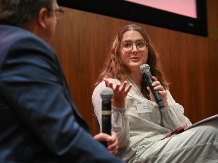Monica Jurevicius '27 toma el micrófono en Elon