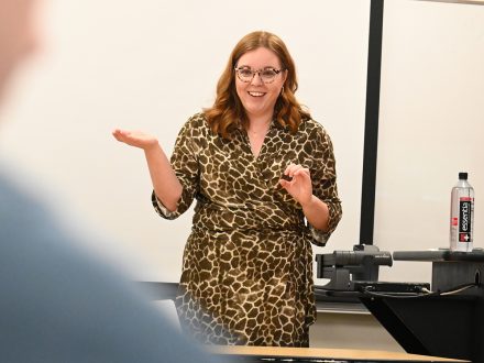Natalie Allison '13 en el aula de Elon