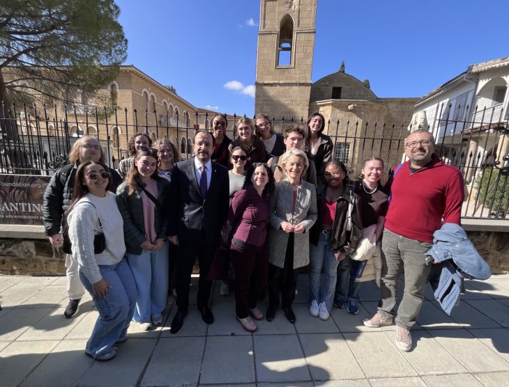 The students and faculty with the president of the Republic of Cyprus Nikos Christodoulides and the President of the European Commission Ursula von der Leyen.