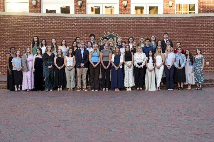 �þ���'s 2026 inductees into Phi Beta Kappa pose for a group portrait on Medallion Plaza on April 17, 2026.