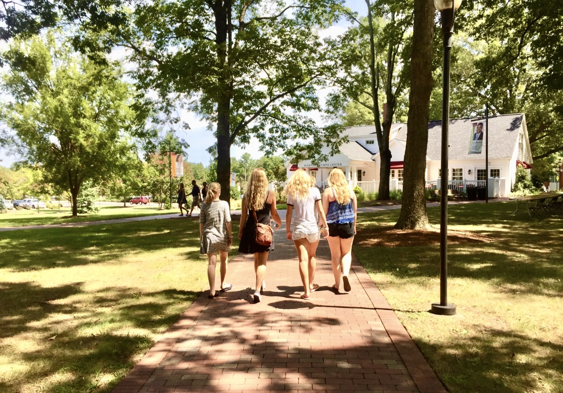 The Hart sisters walking on ���ϲ�����'s campus. 