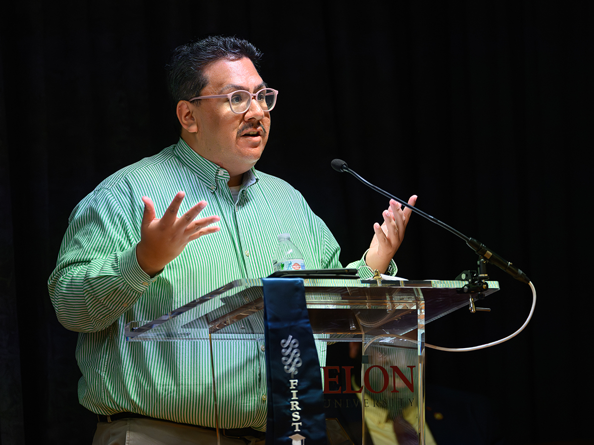 Luis Garay at an ���ϲ����� podium