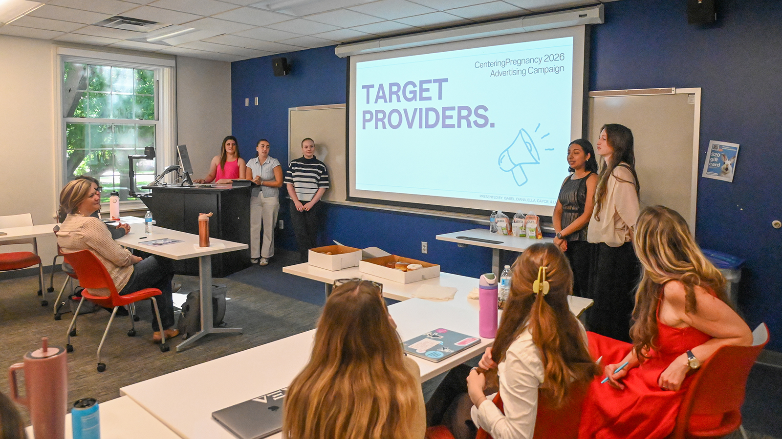 ���ϲ����� students in a McEwen Communications Building classroom