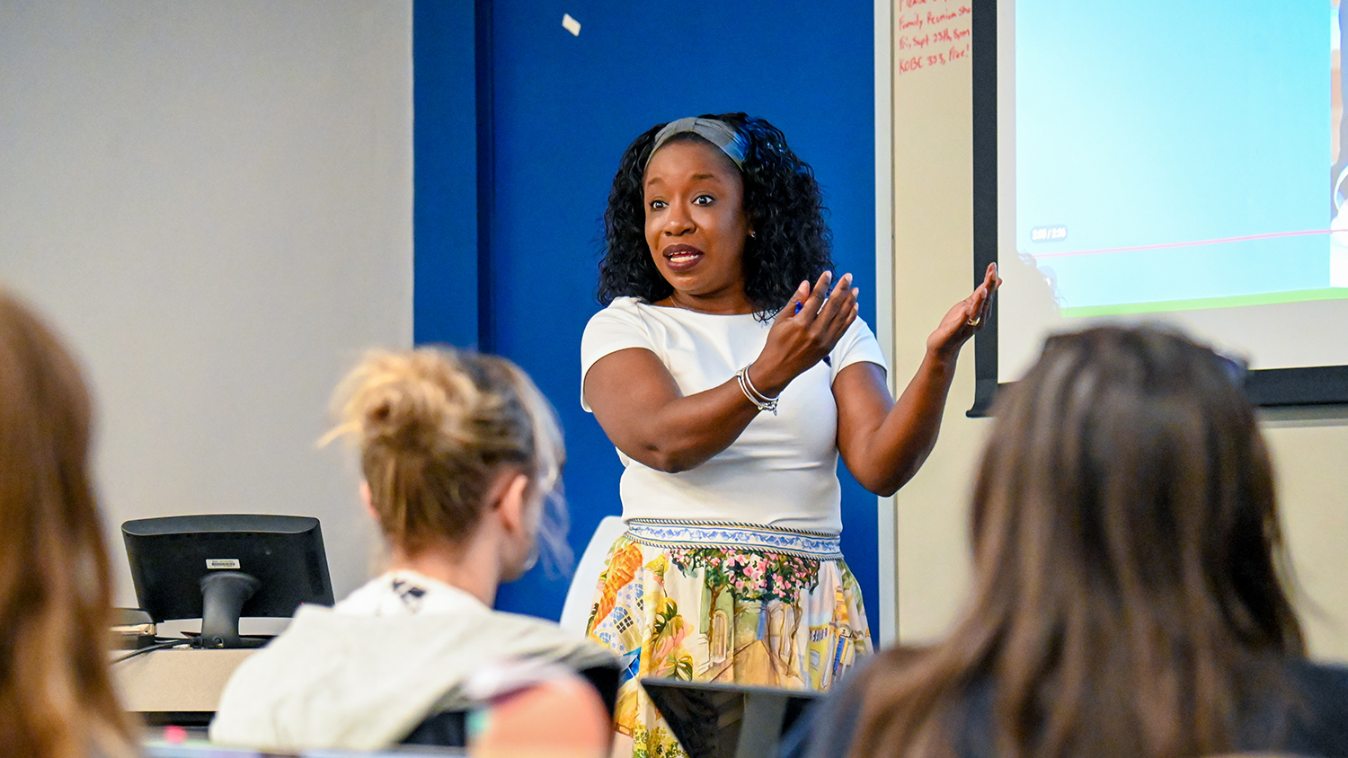 Ghislaine Lewis, assistant professor of journalism, speaks to an �������޹�����Ʒ class.