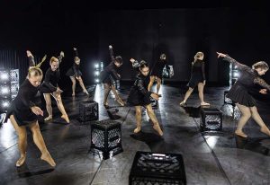 �þ��� dancing and performing Marauders Midnight