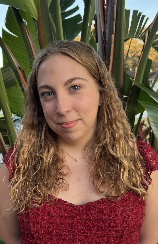 Photo of Sabella Volansky (she/her).