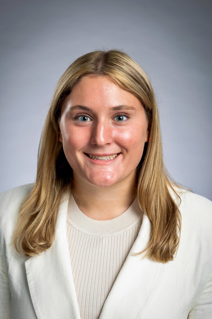Photo of Chloe Freglette, 2L.